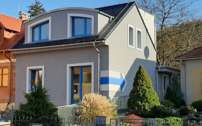 Dům s modrou šipkou