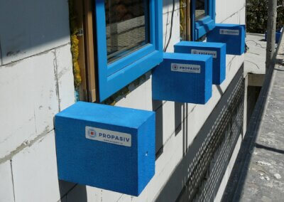 modré montážní bloky PROPASIV pod okny stavby