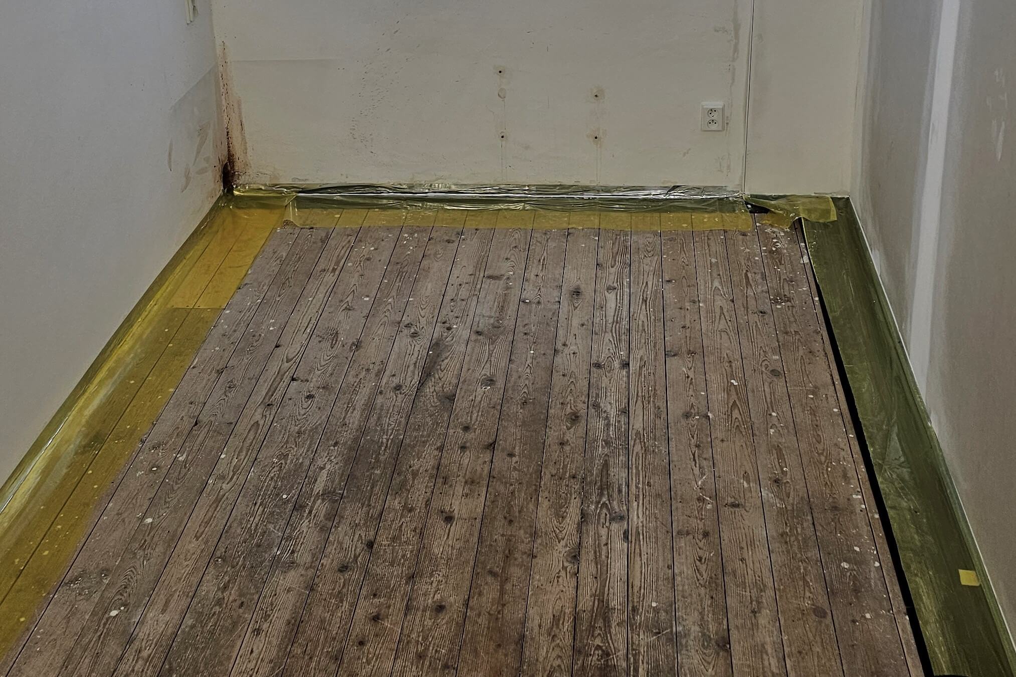 stará dřevěná podlaha v malé místnosti bude se repasovat